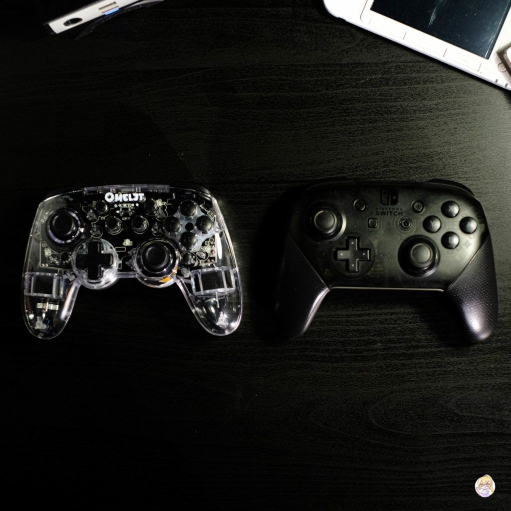 與 Nintendo Switch Pro 擺在一起時大小差不多;但相比起來,握在手上的手感其實感覺蠻緊湊的。