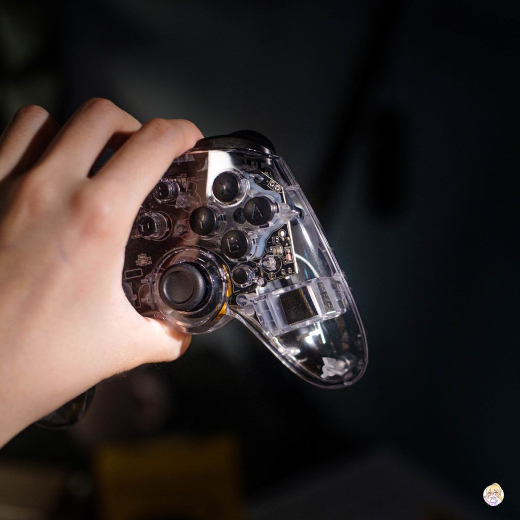 Omelet Gaming Crystalline Pro Controller 採用透明的外殼。