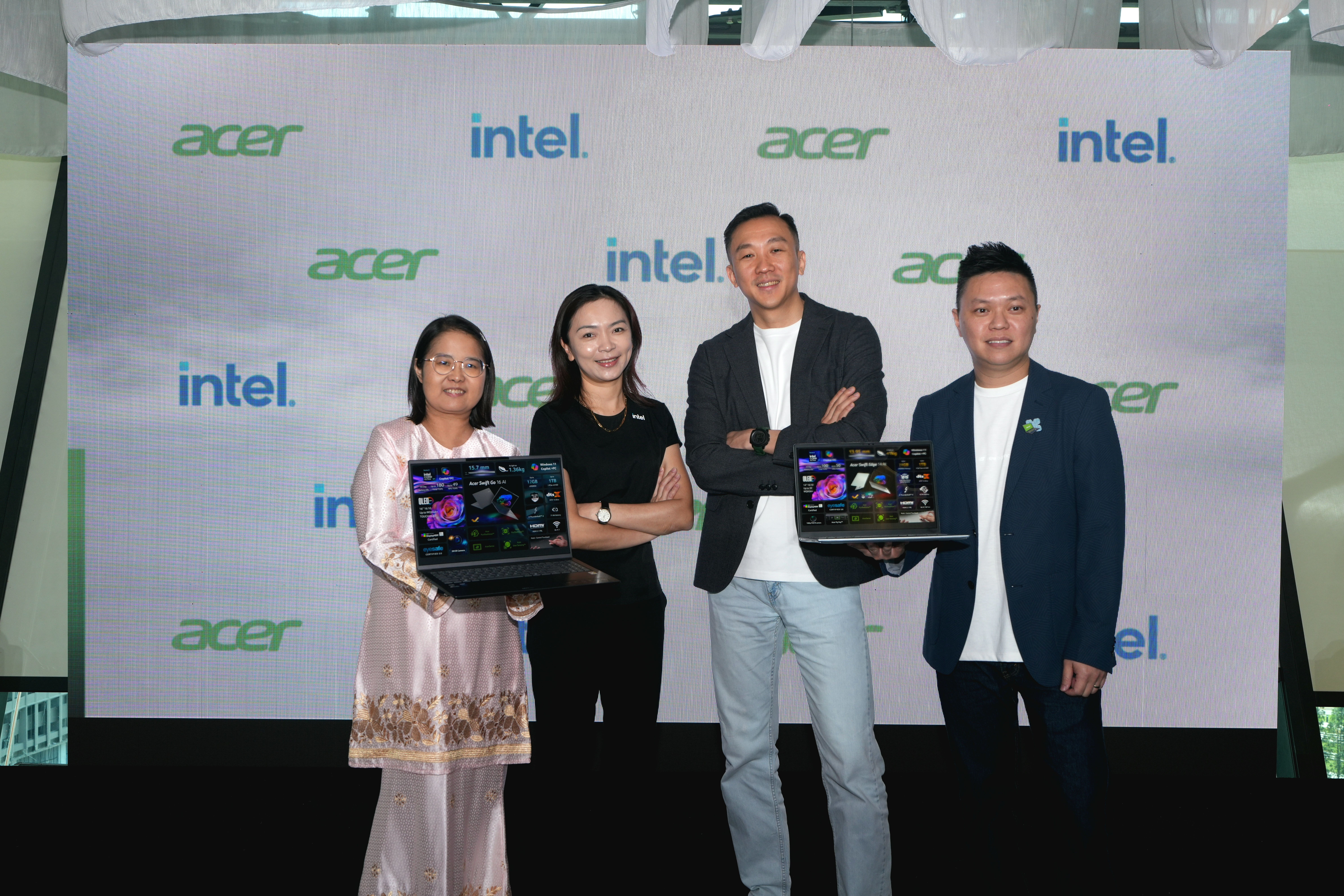 Photo 001 Acer Malaysia management and Intel representative with the newly revealed Acer Swift series.JPG